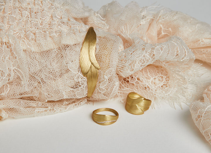 Small Aura 18K Gold Ring w. Diamonds