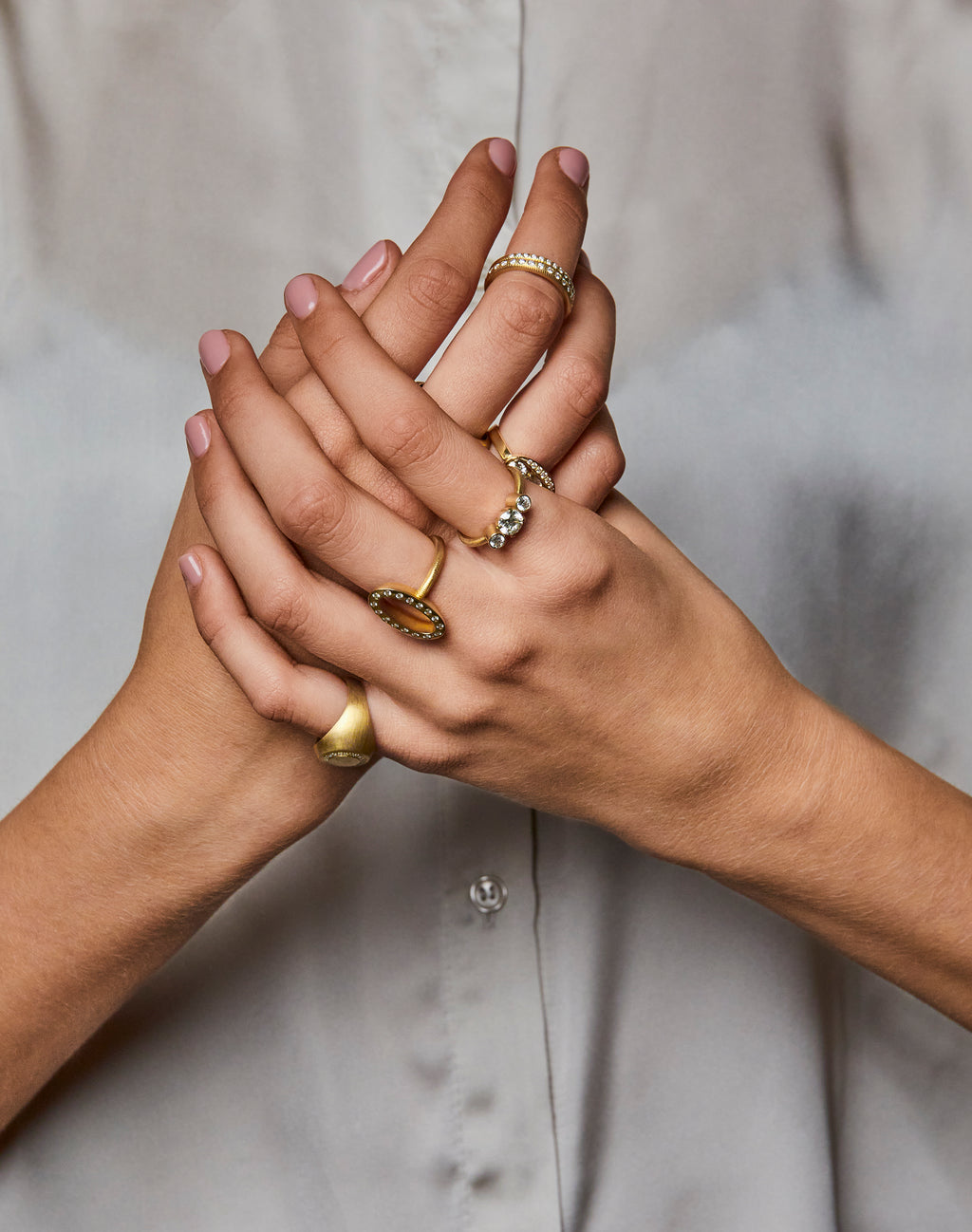 Curve 18K Gold Ring w. 12 Diamonds