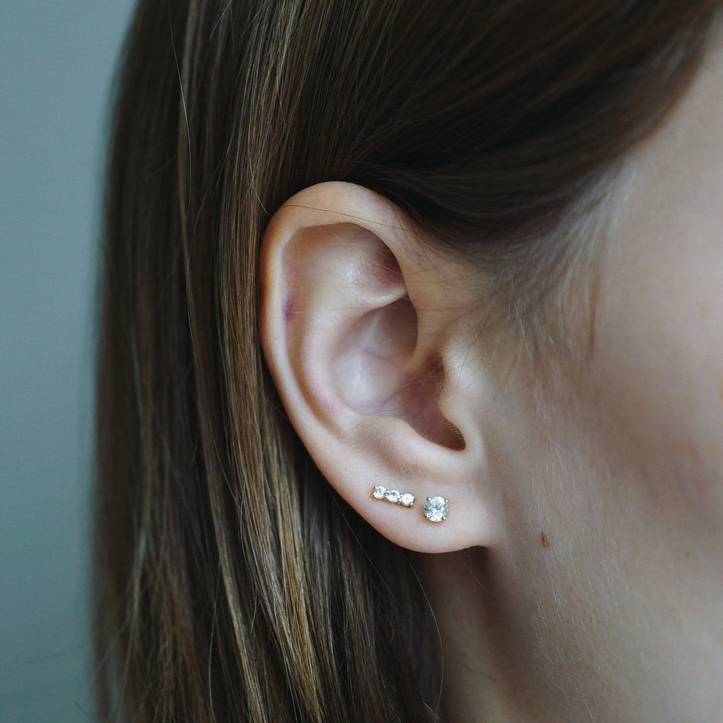 Essential Ease 18K Guld eller Rosaguld Ørestikker m. Safirer