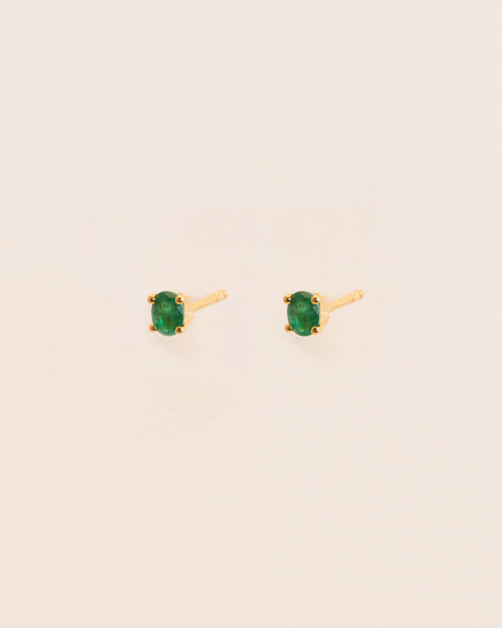 18K schlichte goldene Ohrstecker I Grüner Smaragd