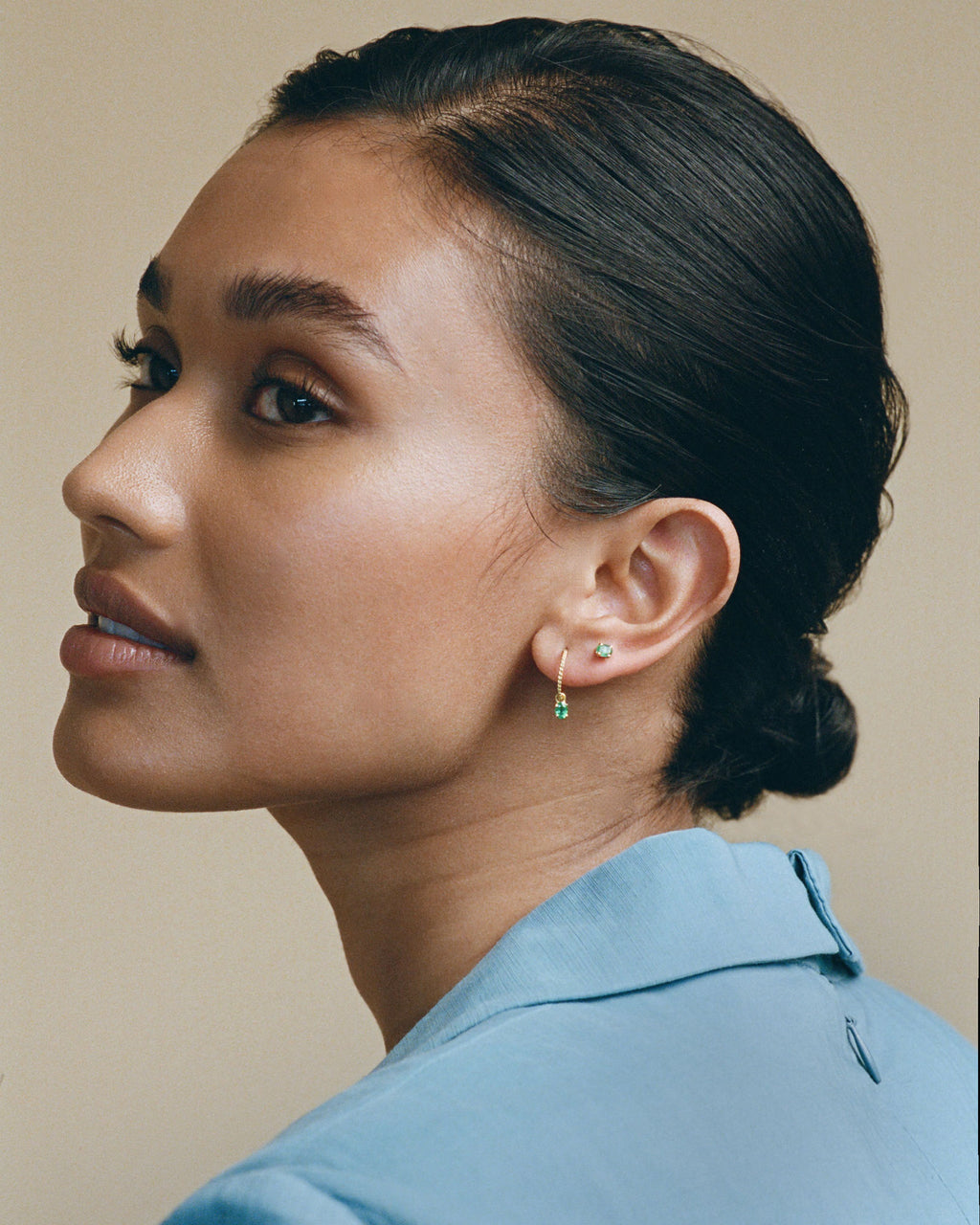 18K schlichte goldene Ohrstecker I Grüner Smaragd