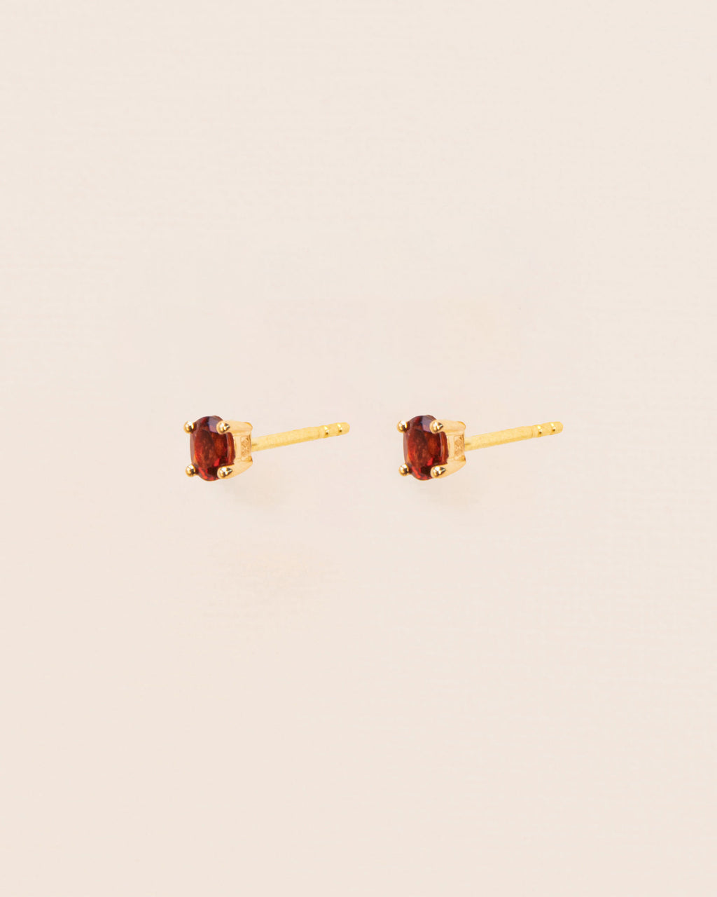 18K Simple Gold Studs w. Red Garnet