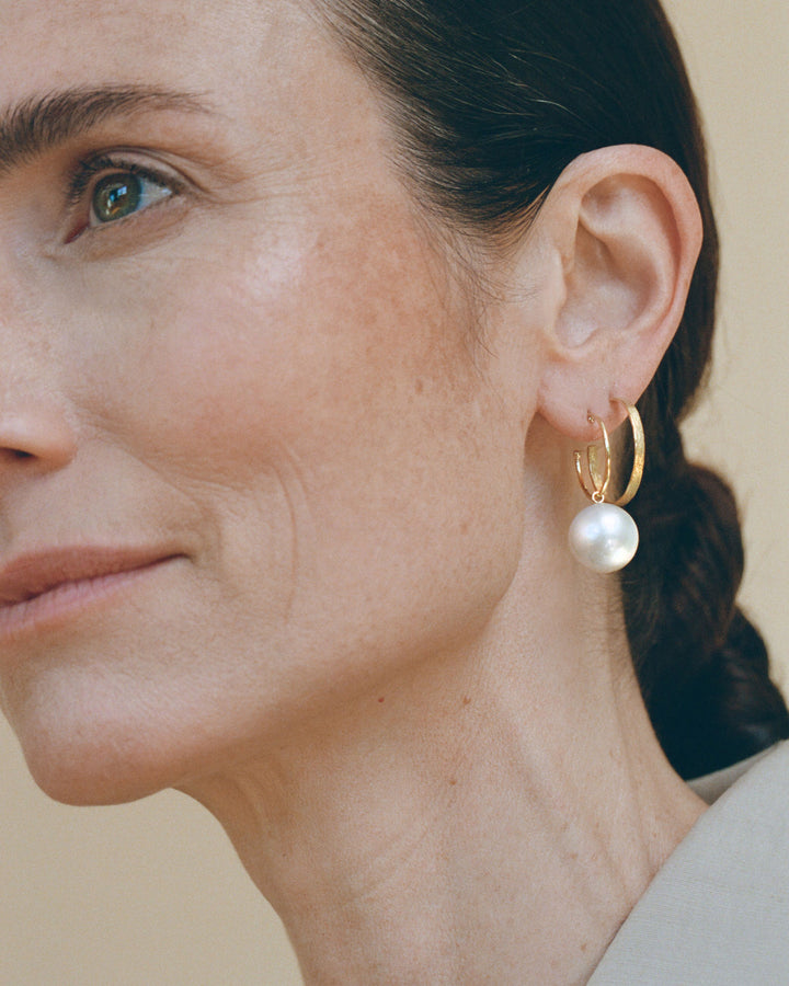 18K Gold Single Hoop w. white pearl