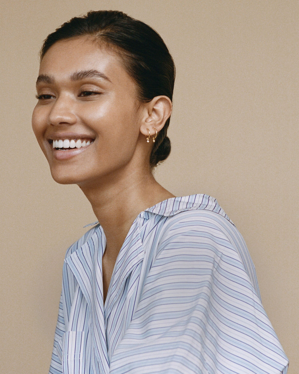 18K Gold Hoops w. dangling white Diamonds