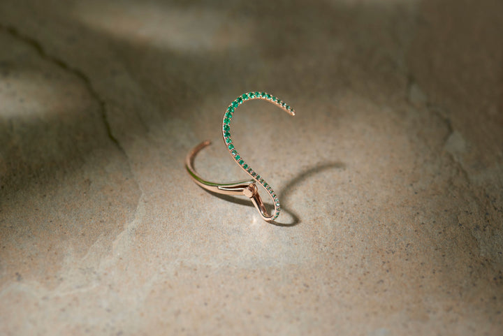Queen Wave  18K Rosegold Ear Cuff w. Emeralds