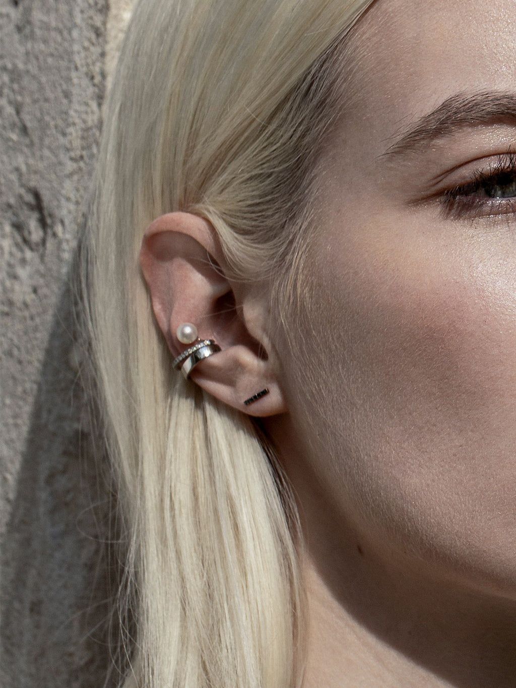 Black Diamond Line 0.025 14K Gold, Whitegold or Rosegold Stud w. Diamonds