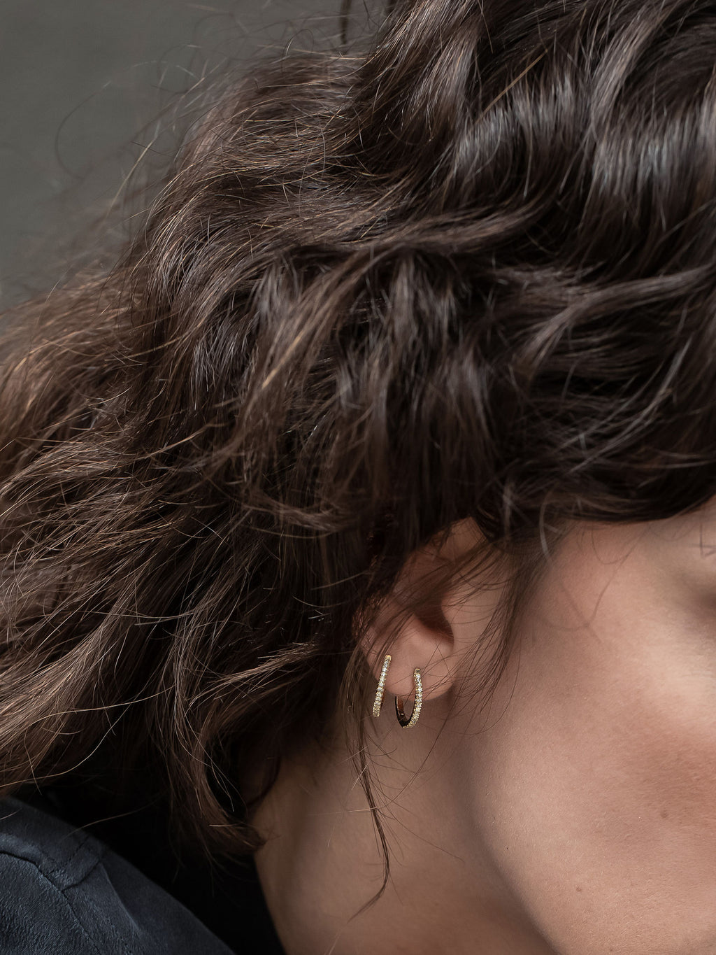 Large Diamond 0.09 14K Gold, Whitegold or Rosegold Huggie w. Diamonds