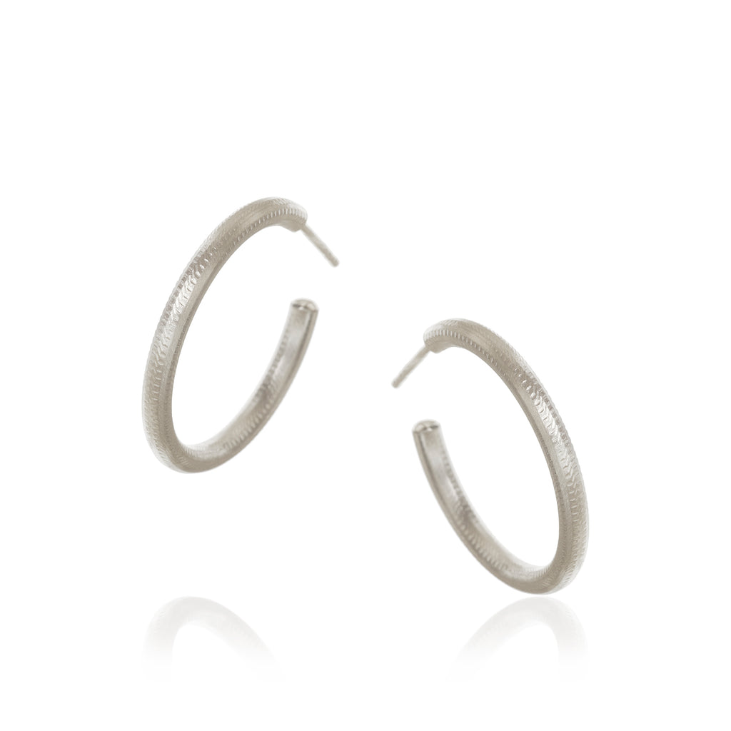 Kleine Esme Hoops aus 18K Gold oder Silber