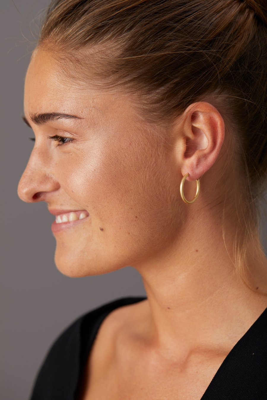 Kleine Esme Hoops aus 18K Gold oder Silber