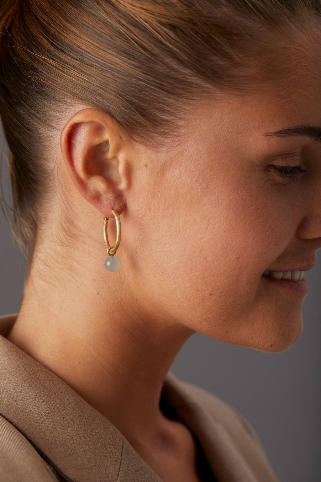 Kleine Esme Hoops aus 18K Gold oder Silber