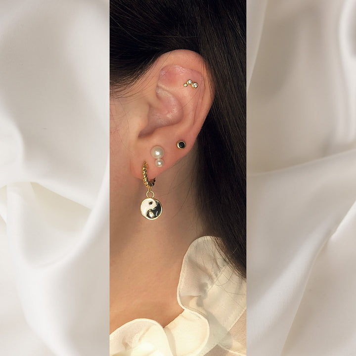 Yin Yang 18K Forgyldt Huggie m. Hvid Zirkon