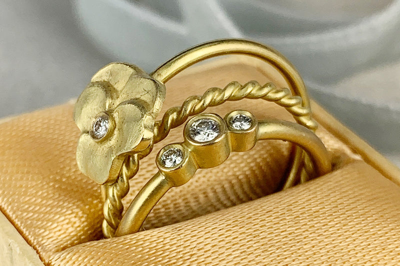 Pansy 18K Gold Ring w. Diamond