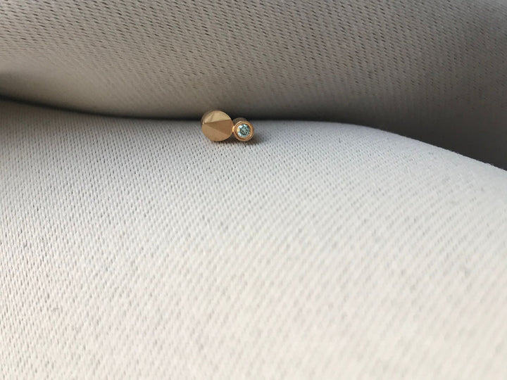 FACET U Arrow 14K Gold Stud w. Diamond