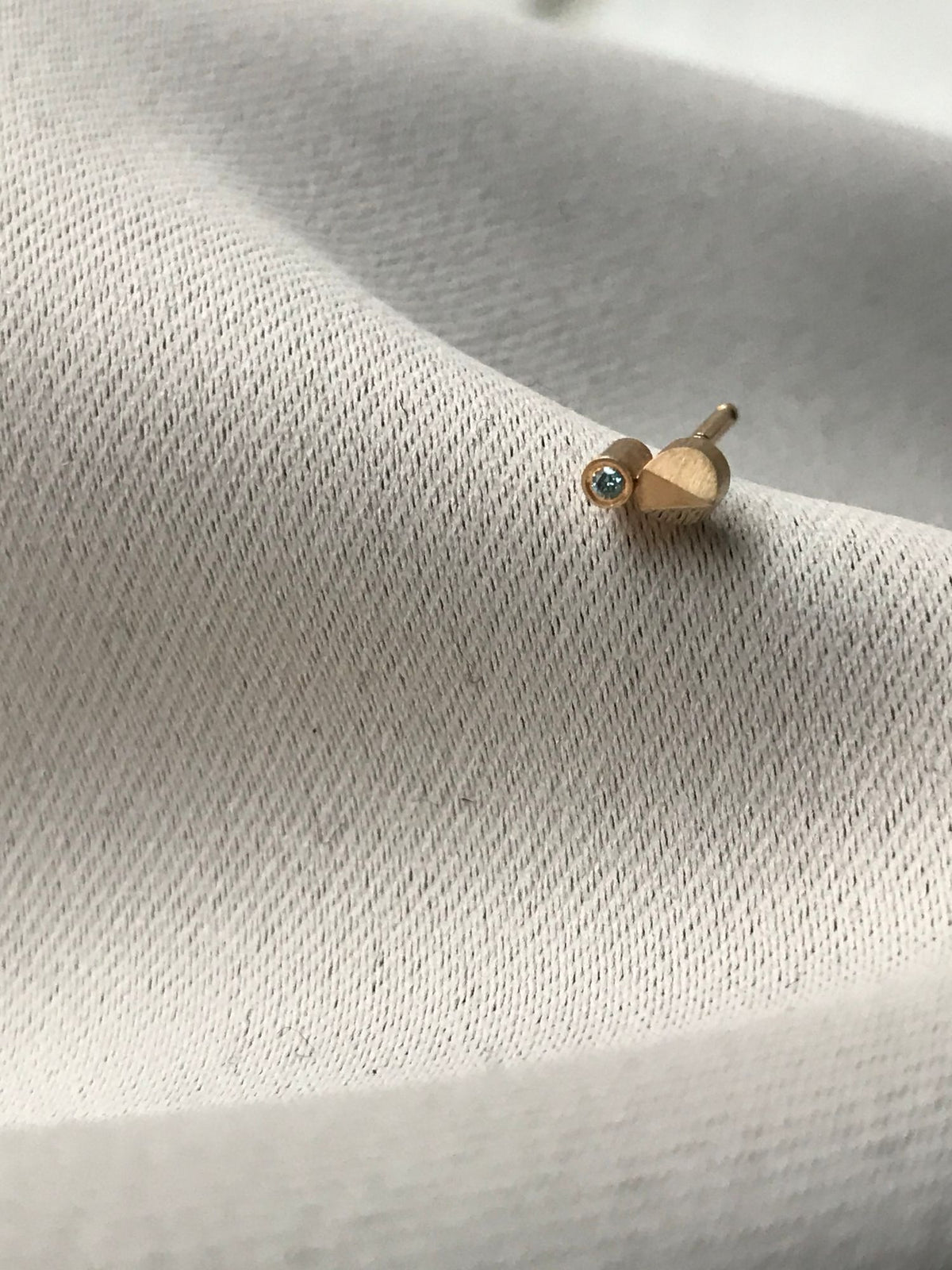 FACET U Arrow 14K Gold Stud w. Diamond