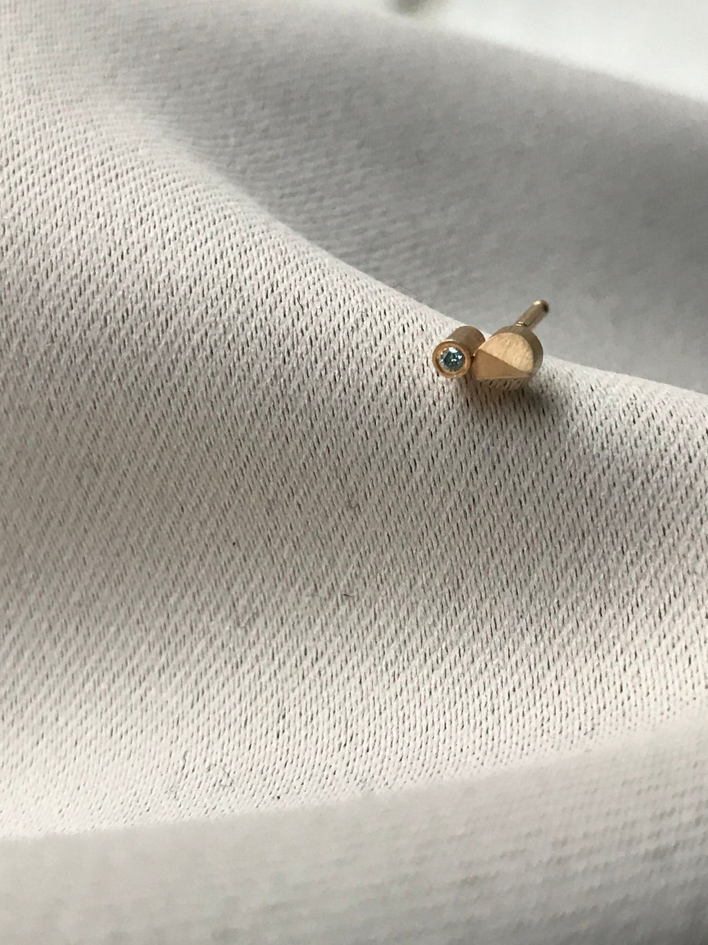 FACET U Arrow 14K Gold Stud w. Diamond