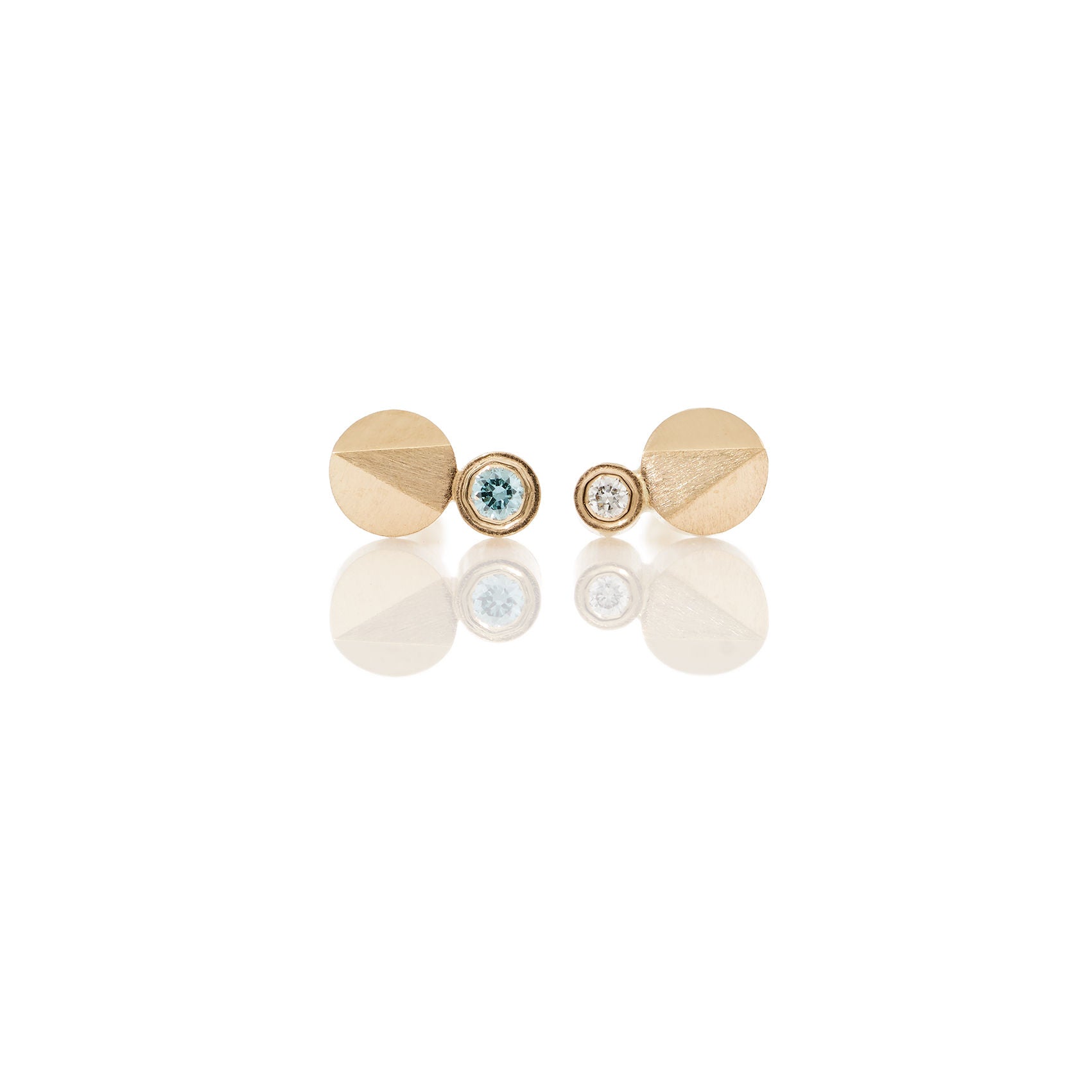 FACET U Arrow White 14K Gold Stud w. Diamond