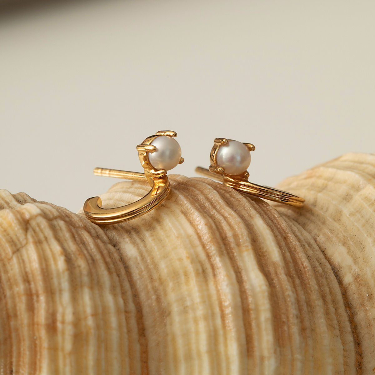 Unicorn 18K Gold Plated Hoops w. White Freshwater Pearls