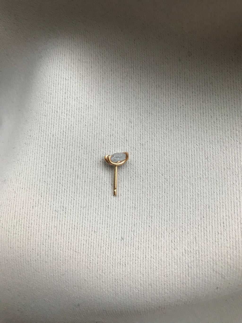 GLOW Rough 14K Gold Stud w. Sapphire