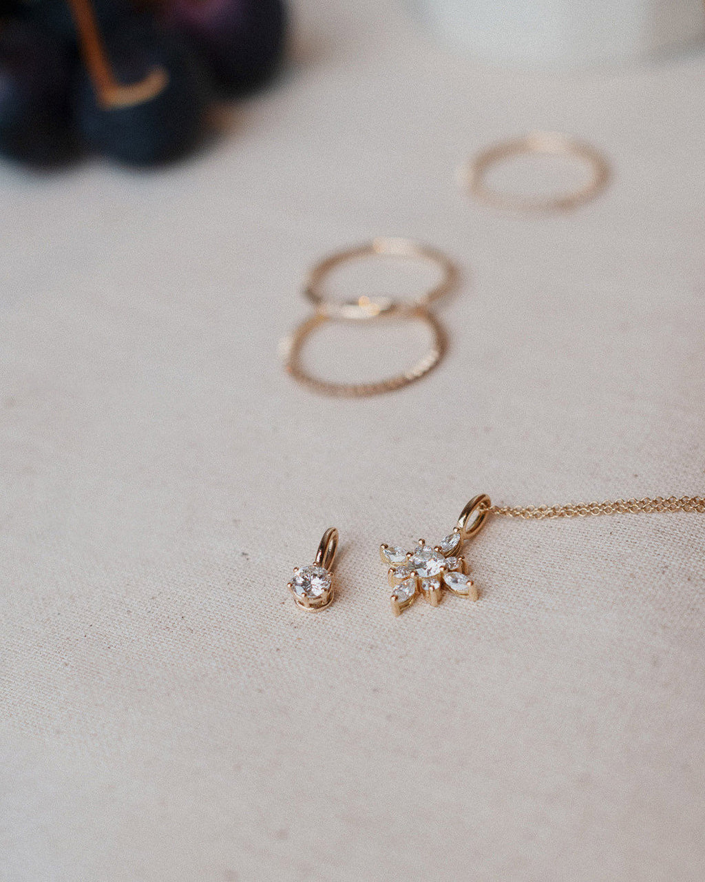 Simple Solitaire 18K Gold, Whitegold or Rosegold Pendant or Necklace w. Diamonds