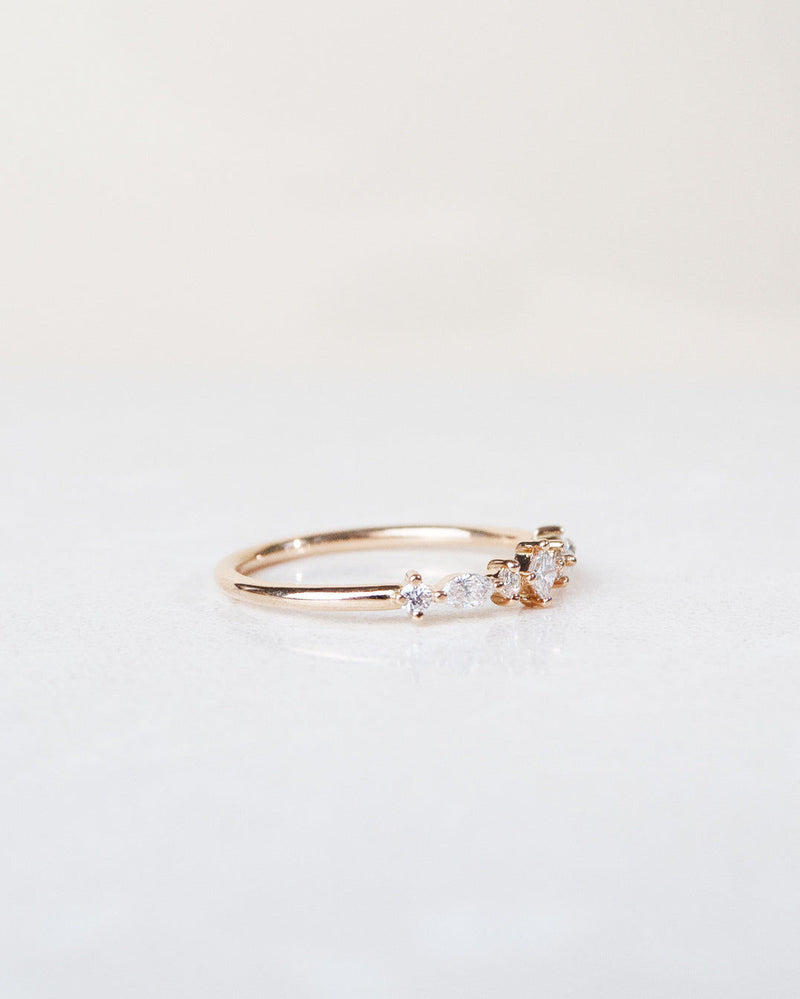 Hilda 18K Gold, Whitegold or Rosegold Ring w. Diamonds