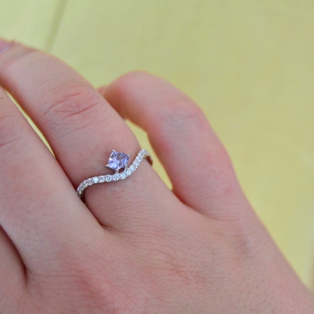 Hiru Udava 18K Whitegold Ring w. Diamonds & Spinel