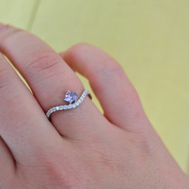 Hiru Udava Ring aus 18K Weißgold I Diamanten & Spinell