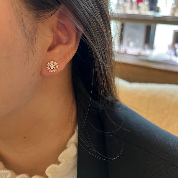 Flower Medium 18K Gold, Rosegold or Whitegold Studs w. Diamonds