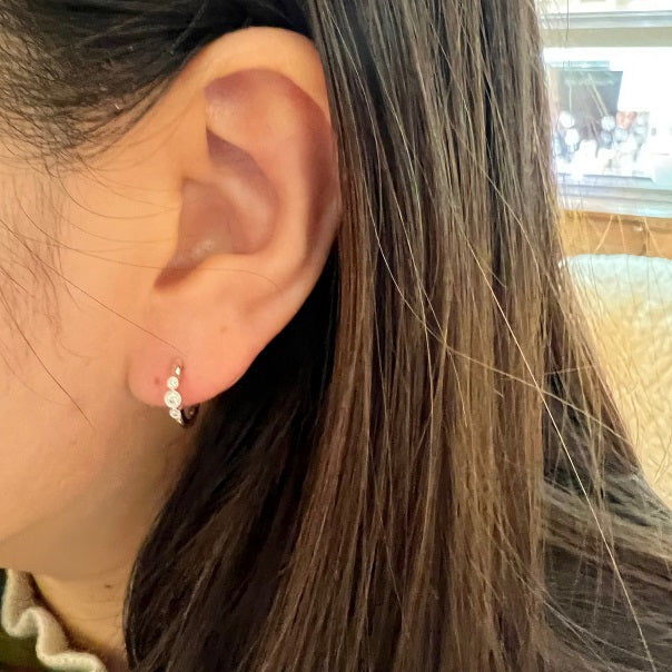 Unity 18K Gold, Rosegold or Whitegold Hoops w. Diamonds