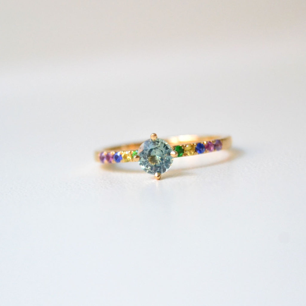 AUSVERKAUFT Monara Kola Goldring aus 18K I Saphir & Tsavorit