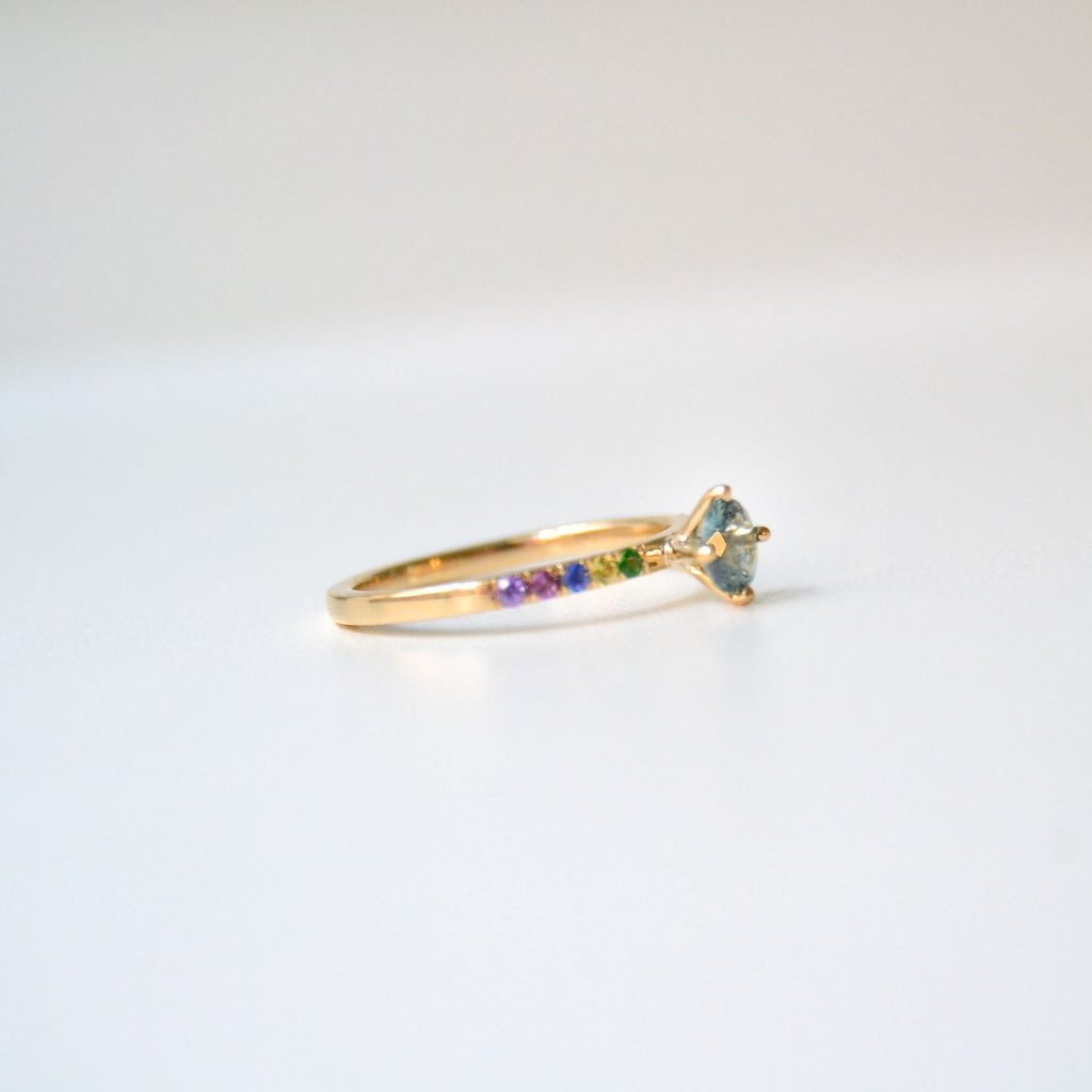 AUSVERKAUFT Monara Kola Goldring aus 18K I Saphir & Tsavorit