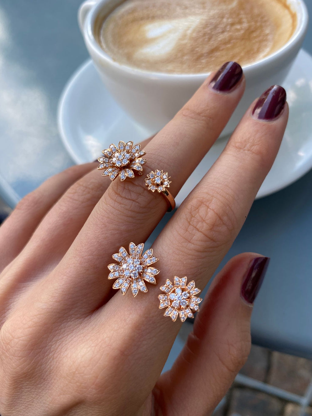 Small Flower 18K Gold, Rosegold or Whitegold Ring w. Diamonds