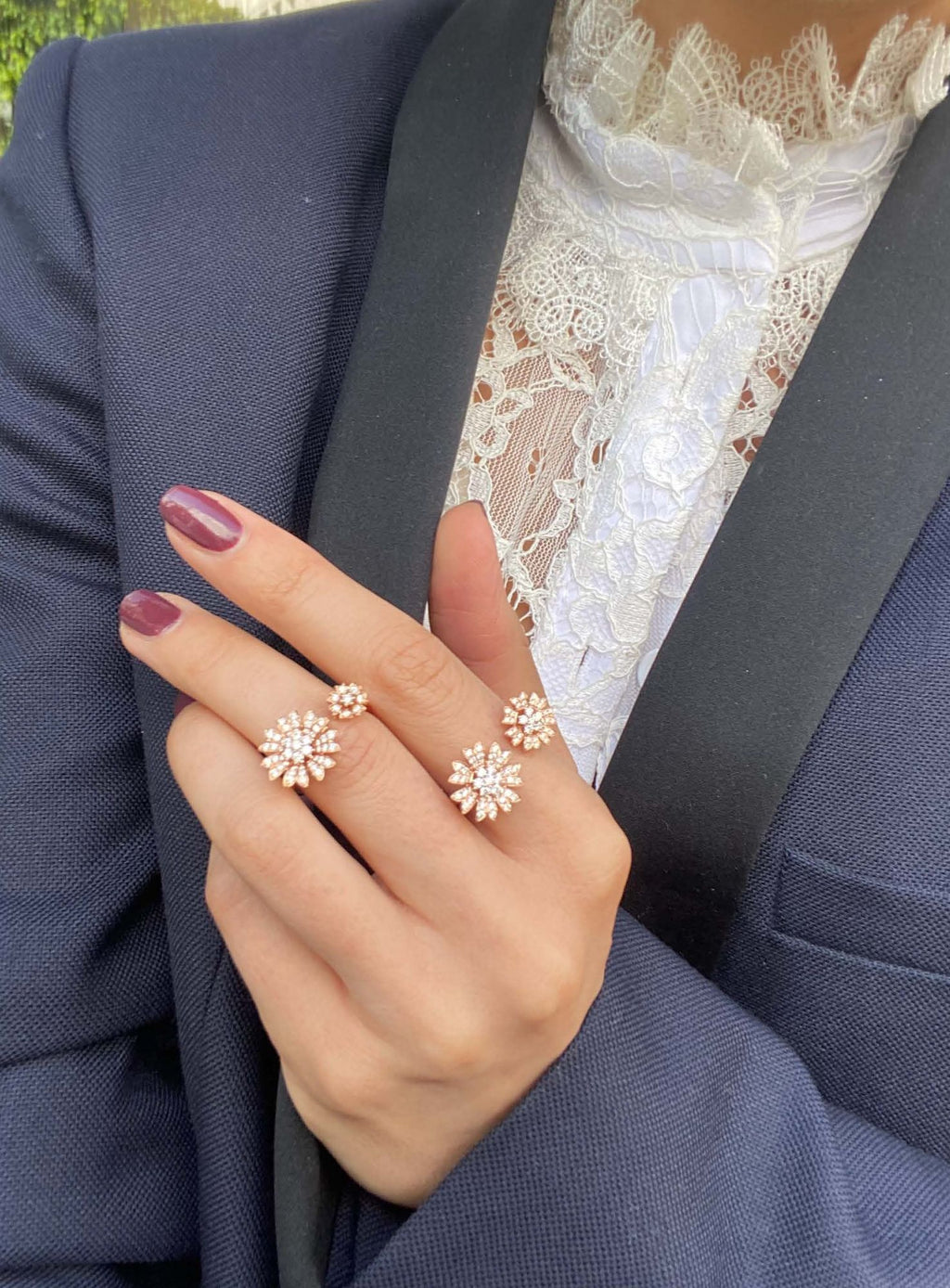 Small Flower 18K Gold, Rosegold or Whitegold Ring w. Diamonds