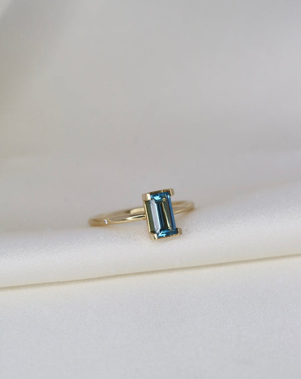 Ro Nord London Blue gewundener Goldring aus 18K I Topas & Diamant