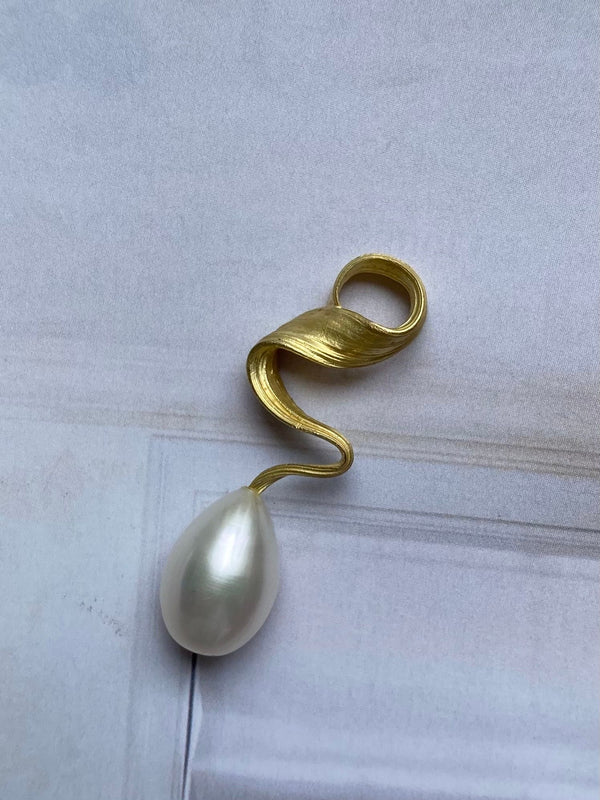 Plissé Earring w. freshwater pearl