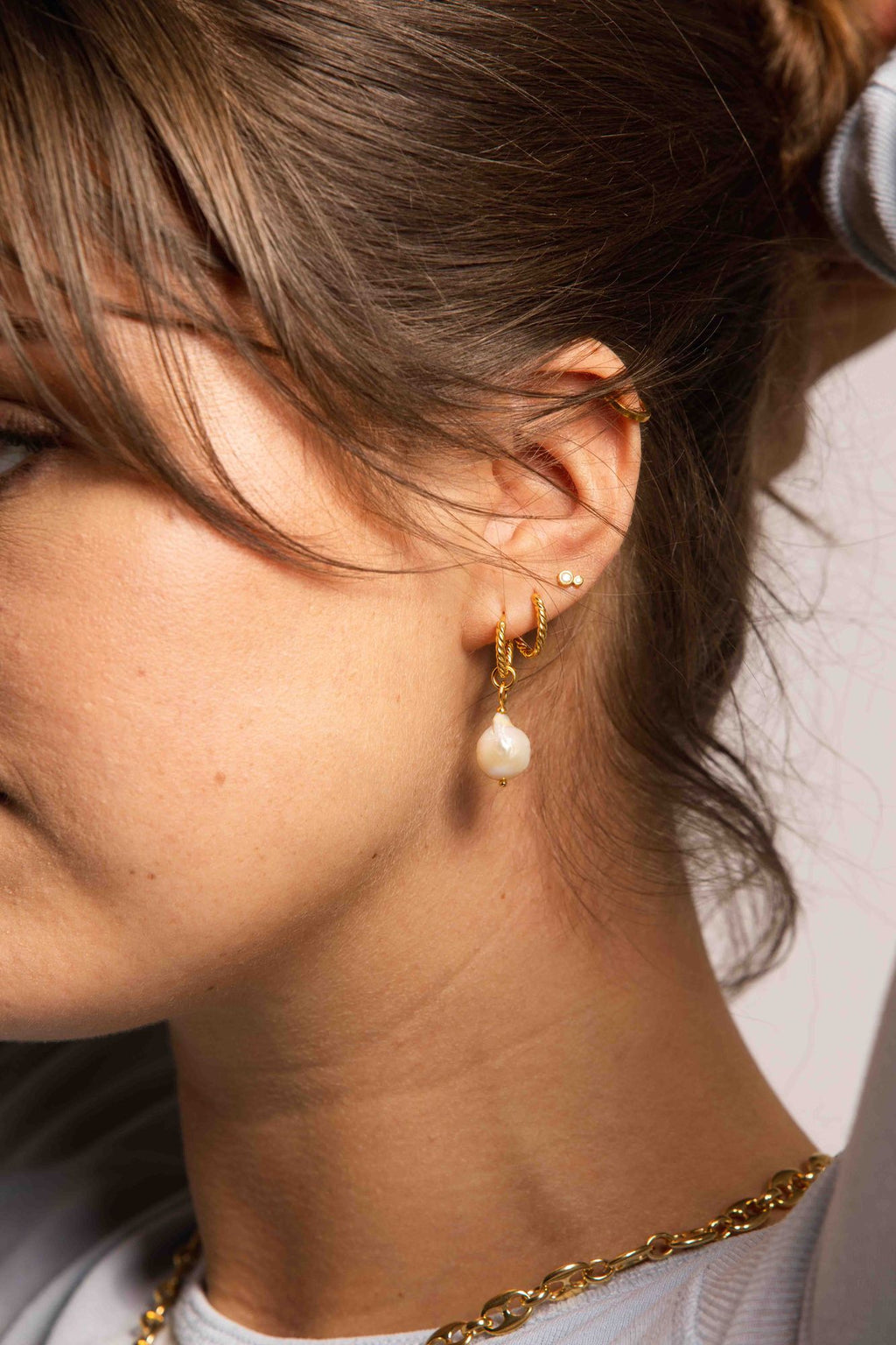 IX Bera 22K Gold plattiert Hoop w. Perlenreferen