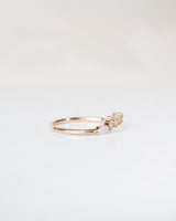 Idun Curved Band 18K Guld, Hvidguld eller Rosaguld Ring m. Diamanter
