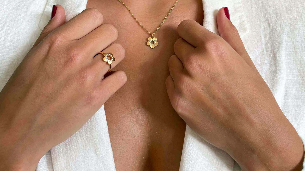 Flower Power 18K Gold Pendant w. Diamonds