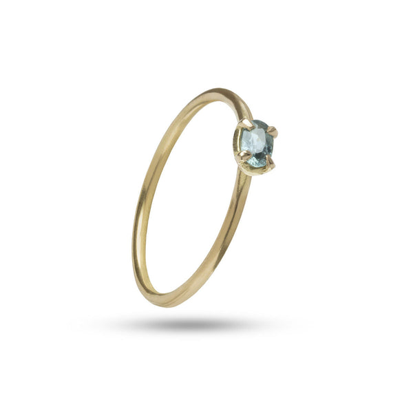 Delicate Blue 18K Gold Ring w. Sapphire