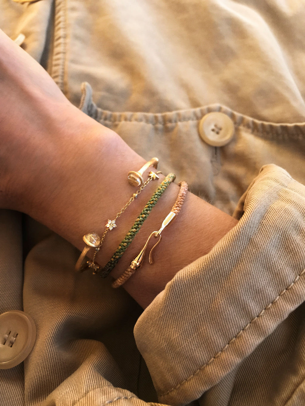 Nature 18K Gold Bangle w. Rutile Quartz