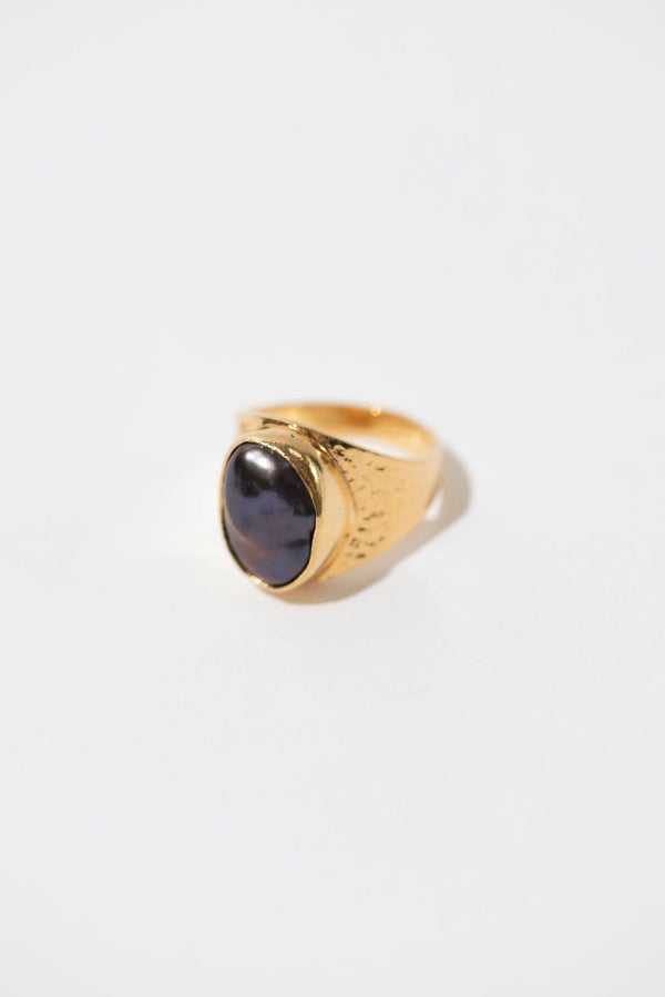 The Signet Black Gold Plated Ring w. Pearl