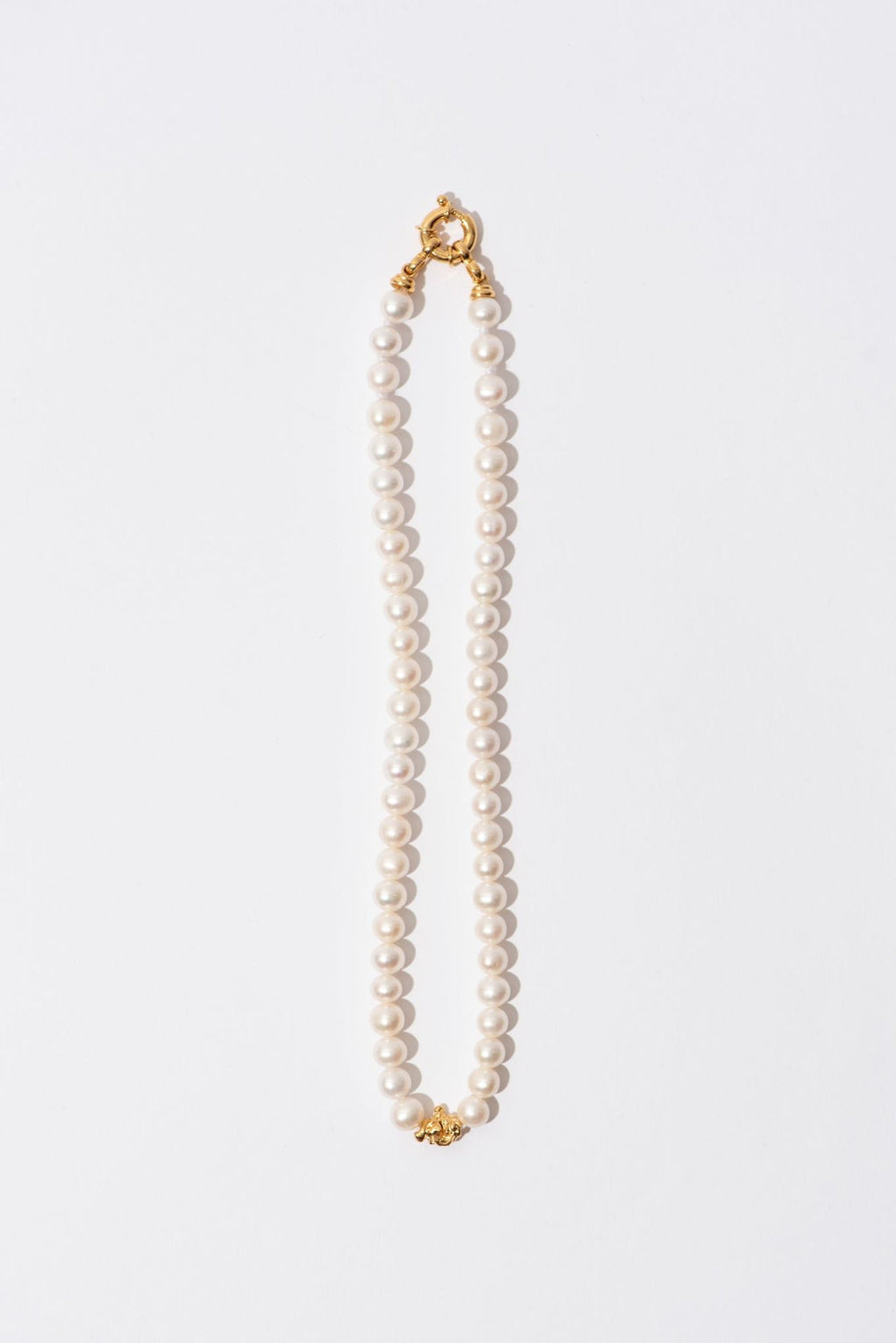 Die klassische kleine goldene Halskette w. Perlen