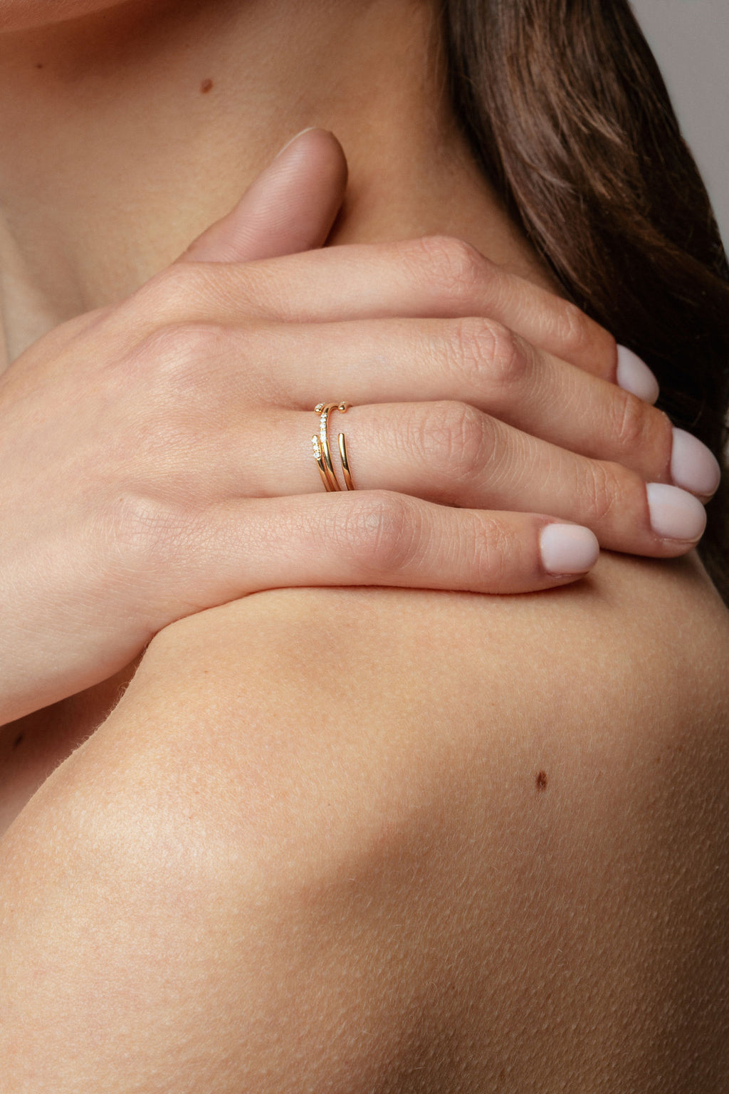 Line Open 18K Gold Ring w. Lab-Grown Diamond