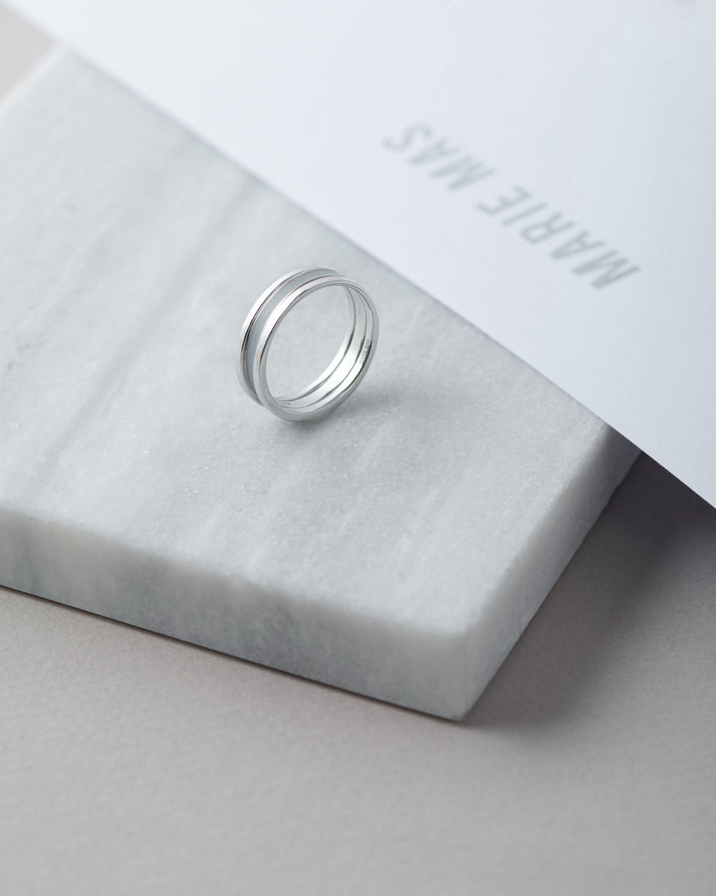 Unisex We 18K Whitegold Ring w. Grey Lacquer