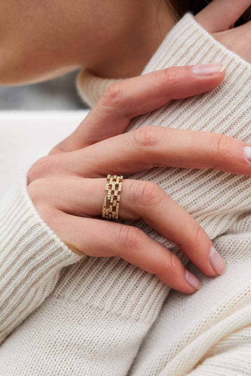 Middle Brick 18K Gold Ring w. Diamonds