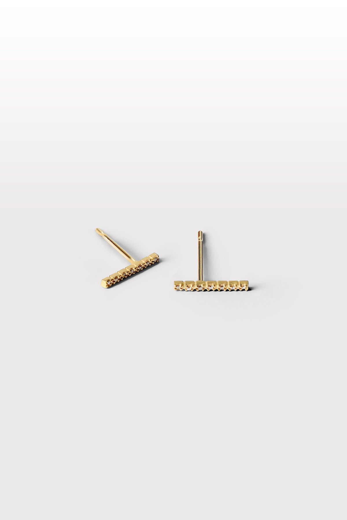 Mirrar 12 18K Gold Studs w. Diamonds