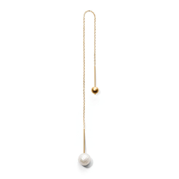 Miss Eglobe mittlerer weißer, facettierter Perlen-Ohrring aus Gold