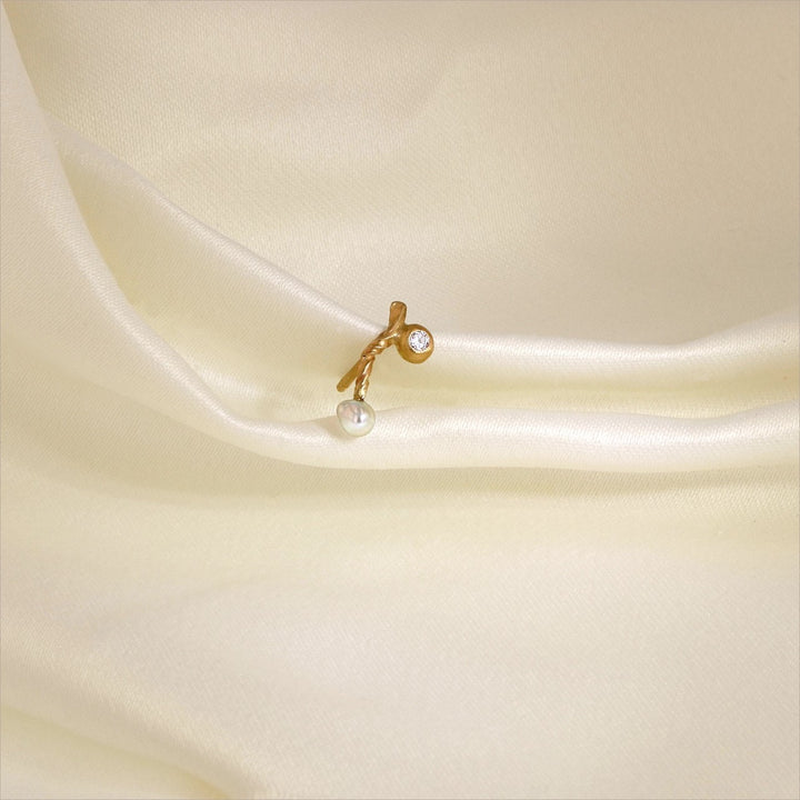 Twisted Pearl 18K Gold Stud w. Diamond & Pearl