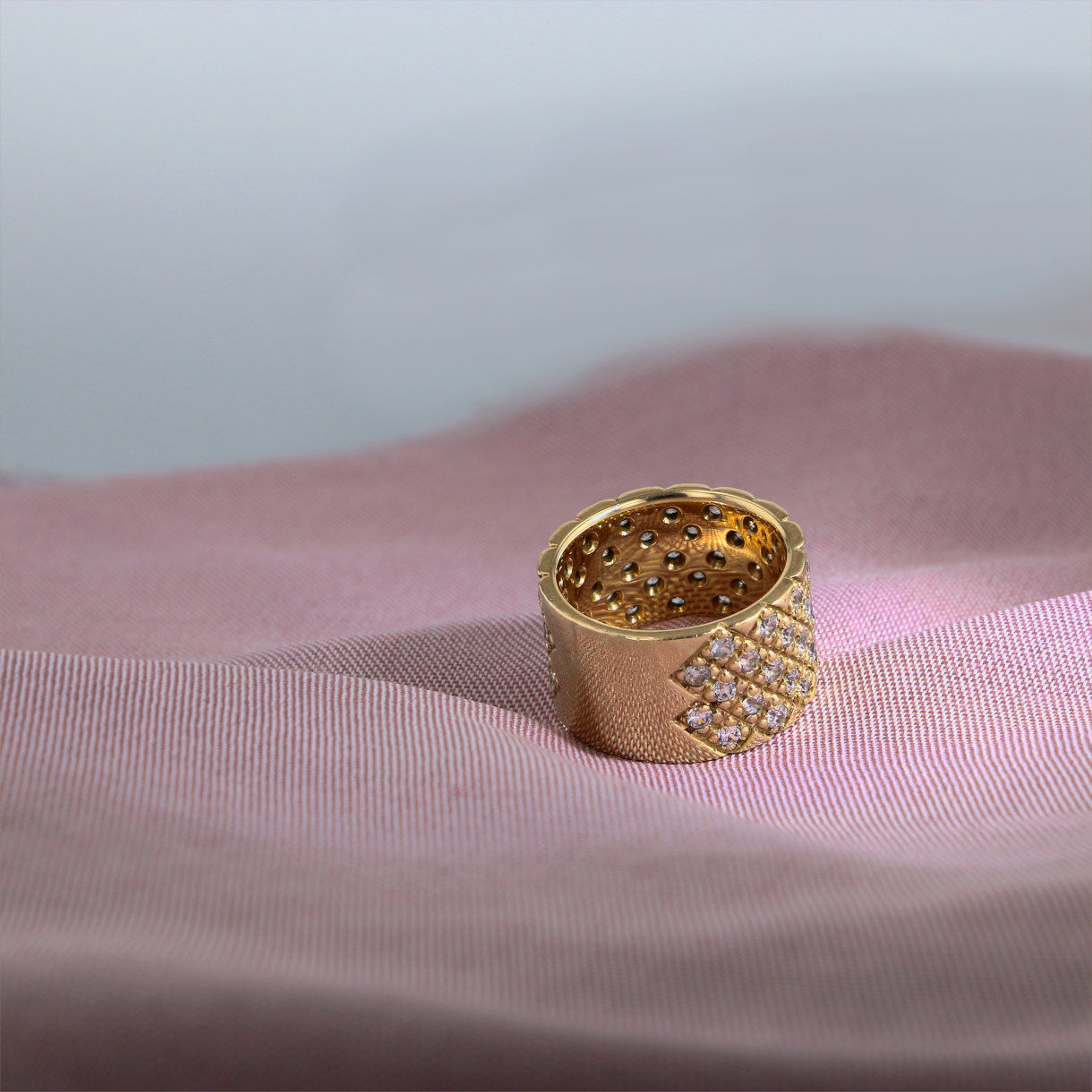 Funkelnde Diamanten 14k goldener Ring w. Diamanten