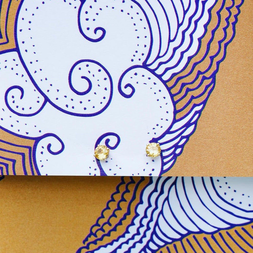 Essential Ease 18K Guld eller Rosaguld Ørestikker m. Safirer