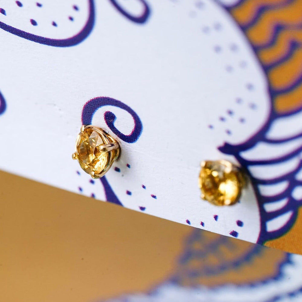 Essential Ease 18K Guld eller Rosaguld Ørestikker m. Safirer